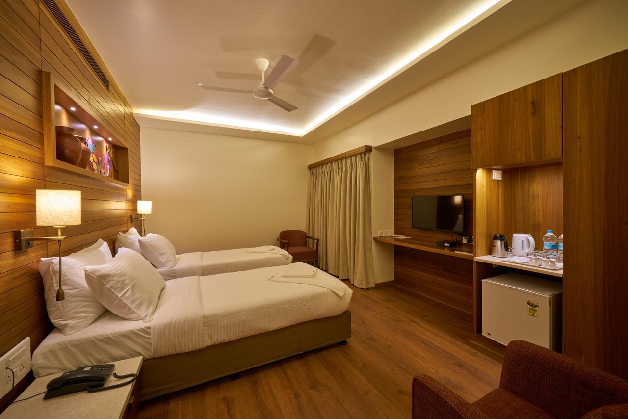 Hotel Atharv Top Rated Business Hotel In โกลฮาปูร์ ภายนอก รูปภาพ