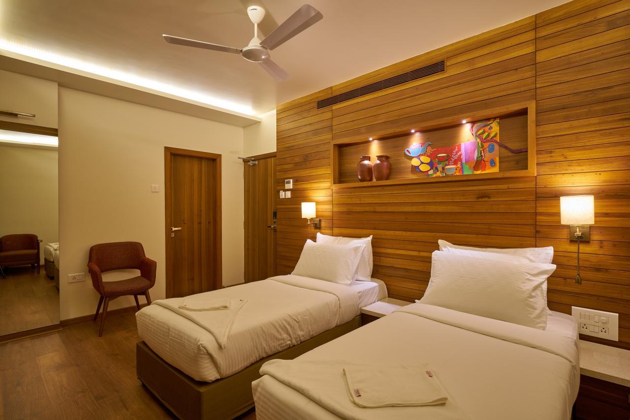 Hotel Atharv Top Rated Business Hotel In โกลฮาปูร์ ภายนอก รูปภาพ